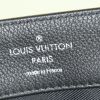 Sac à main Louis Vuitton Lockme II en cuir noir - Detail D4 thumbnail