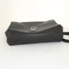 Bolso de mano Louis Vuitton Lockme II en cuero negro - Detail D5 thumbnail
