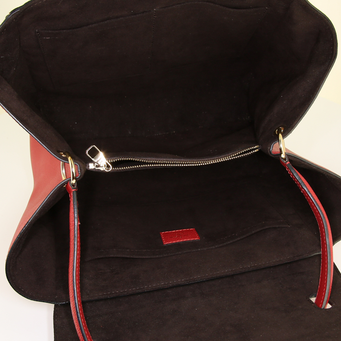Louis Vuitton Trocadéro handbag in red empreinte monogram leather - Detail D2