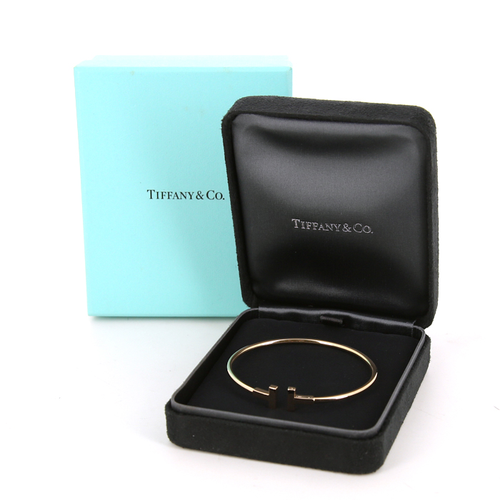 Brazalete rígido abierto Tiffany & Co T Wire en oro amarillo - Detail D2