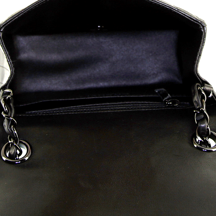 Bolso bandolera Chanel Mini Timeless en cuero acolchado negro - Detail D3
