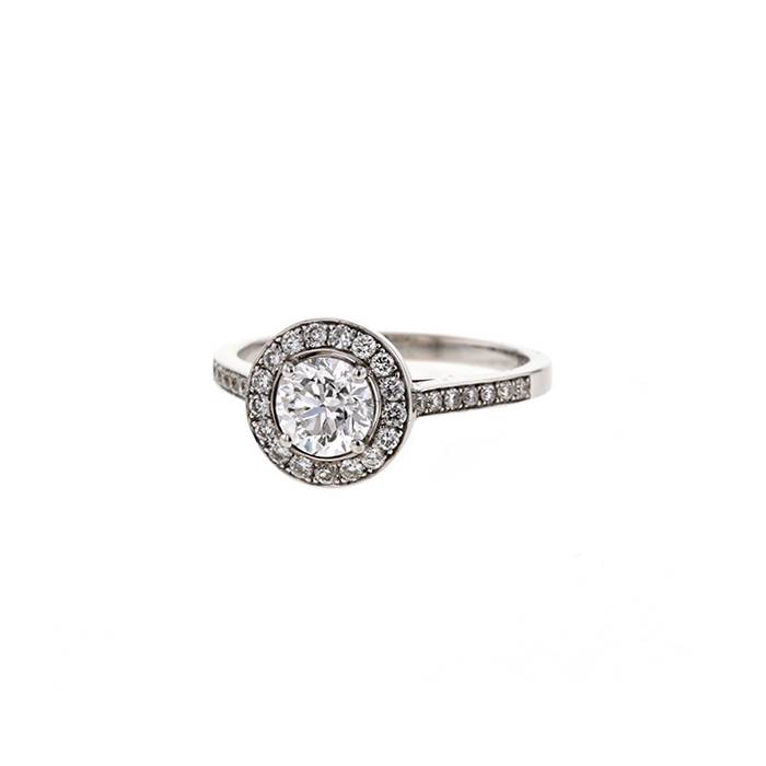 Sortija solitaria Vintage en oro blanco y diamantes