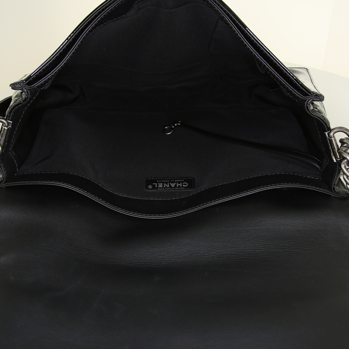 Bolso bandolera Chanel Boy modelo grande en charol negro - Detail D3