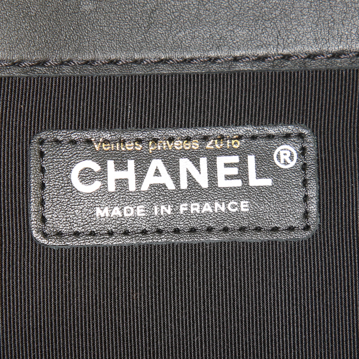 Bolso bandolera Chanel Boy modelo grande en charol negro - Detail D4