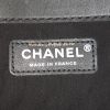 Sac bandoulière Chanel Boy grand modèle en cuir vernis noir - Detail D4 thumbnail