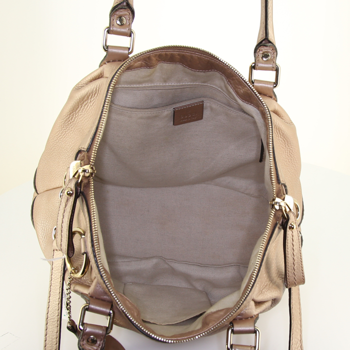 Bolso de mano Gucci Sukey en cuero irisado rosa - Detail D3