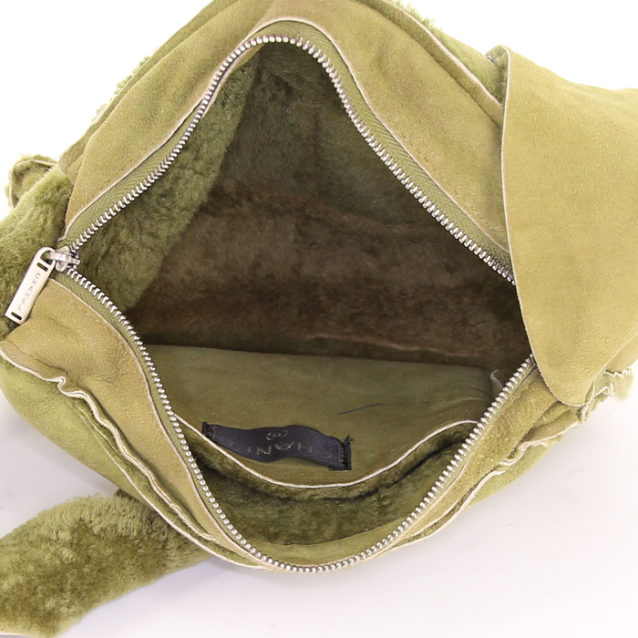 Bolso de mano Chanel en ante verde - Detail D3