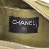 Sac à main Chanel en daim vert - Detail D4 thumbnail