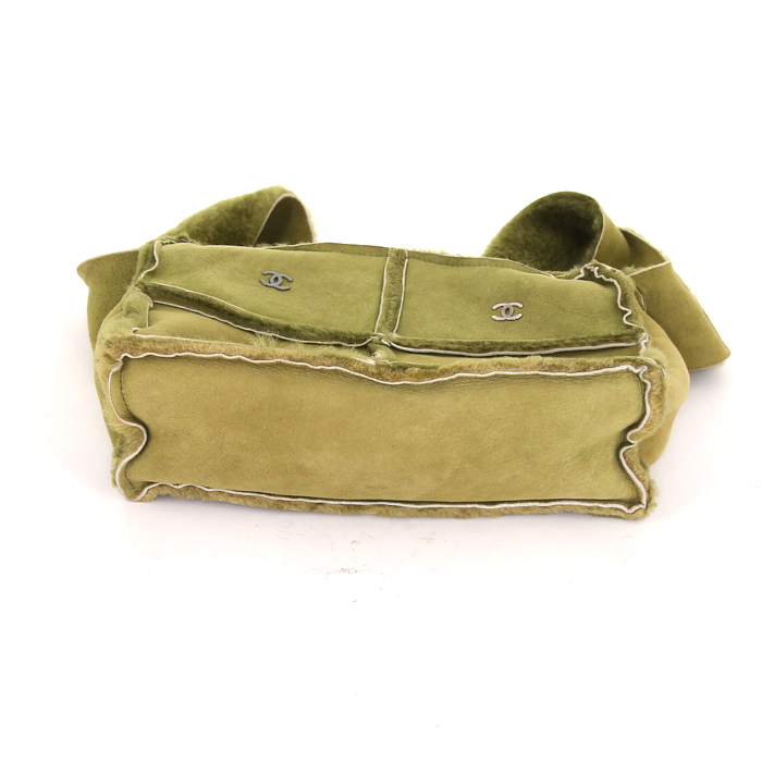 Chanel handbag in green suede - Detail D5