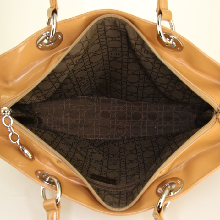 Dior Lady Dior shoulder bag in beige patent leather - Detail D5