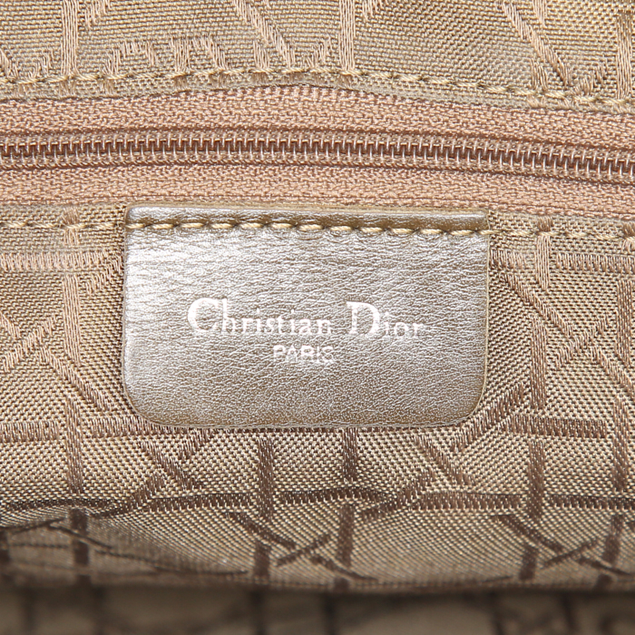 Dior Lady Dior shoulder bag in beige patent leather - Detail D6