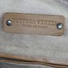 Bolso de fin de semana Bottega Veneta en cuero intrecciato marrón - Detail D4 thumbnail