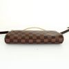 Bolsito de mano Louis Vuitton Eva en lona a cuadros ébano y cuero marrón - Detail D5 thumbnail
