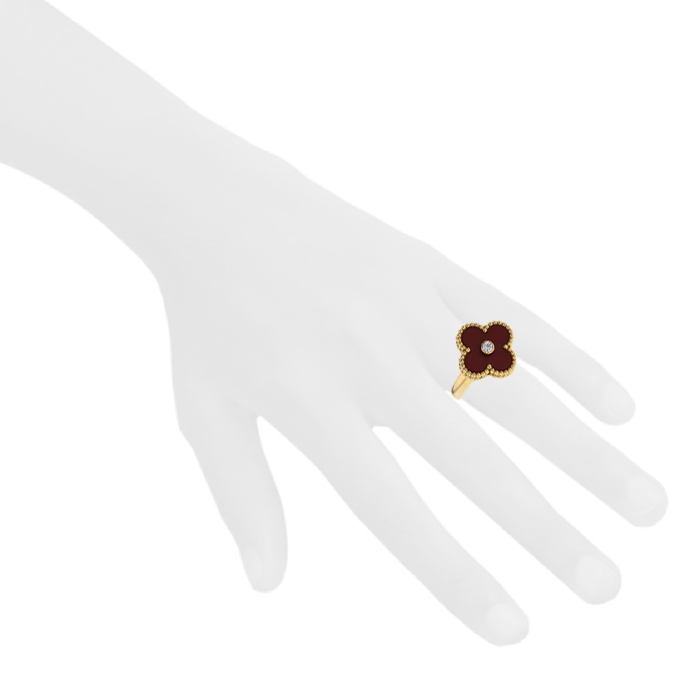 Van Cleef & Arpels Alhambra Vintage ring in yellow gold,  cornelian and diamond - Detail D1