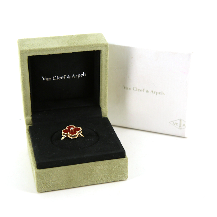 Van Cleef & Arpels Alhambra Vintage ring in yellow gold,  cornelian and diamond - Detail D2