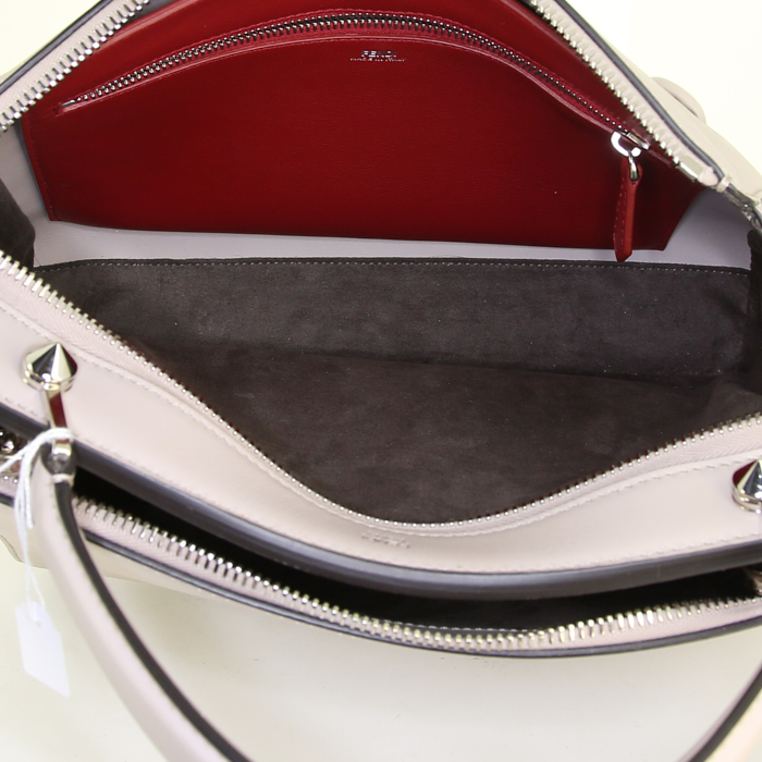 Fendi Dotcom large model bag worn on the shoulder or carried in the hand in grey-beige leather - Detail D3