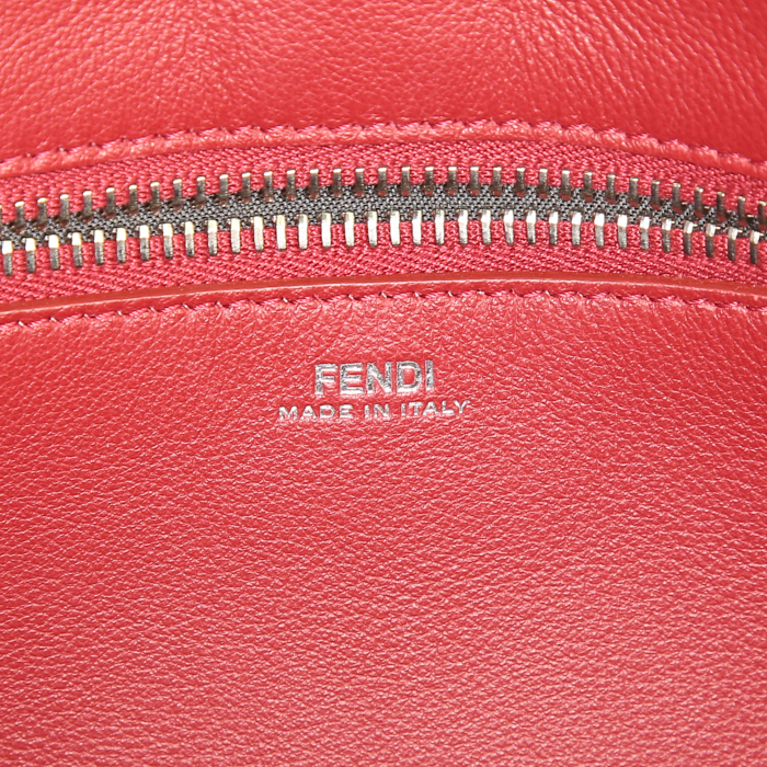 Fendi Dotcom large model bag worn on the shoulder or carried in the hand in grey-beige leather - Detail D4