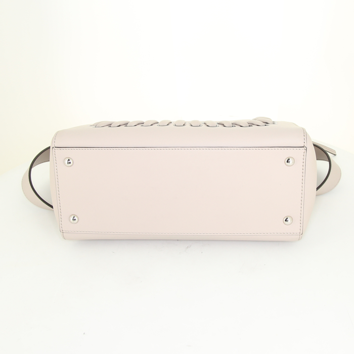 Fendi Dotcom large model bag worn on the shoulder or carried in the hand in grey-beige leather - Detail D5