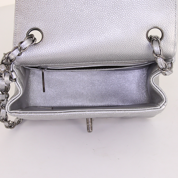 Borsa a tracolla Chanel Mini Timeless in pelle martellata e trapuntata argentata - Detail D2