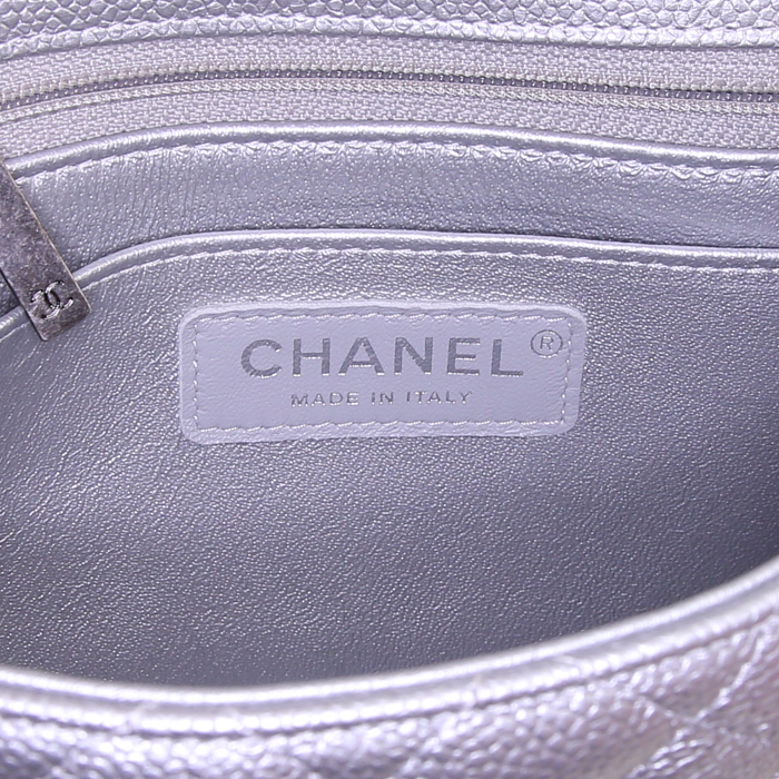 Chanel Mini Timeless shoulder bag in silver quilted grained leather - Detail D3