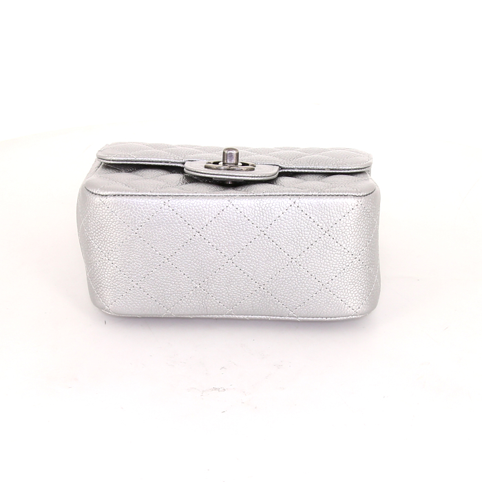 Chanel Mini Timeless shoulder bag in silver quilted grained leather - Detail D4