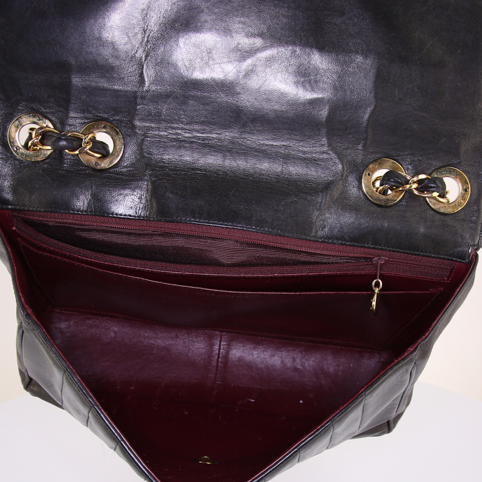 Sac à main Chanel Timeless jumbo en cuir matelassé noir - Detail D3