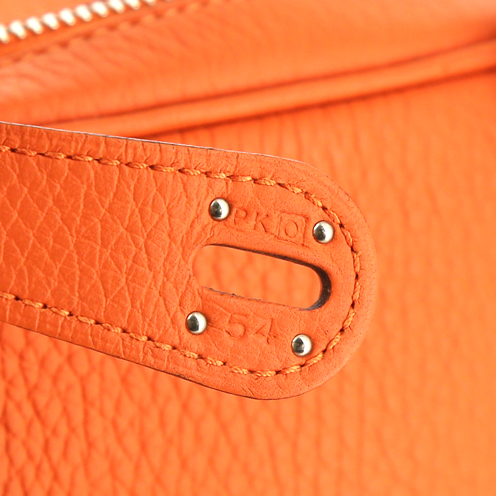 Hermes Lindy handbag in orange togo leather - Detail D4