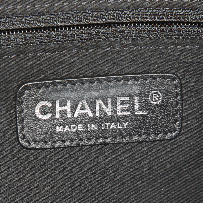 Sac cabas Chanel Soft CC en cuir grainé matelassé noir - Detail D3