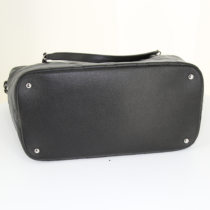 Sac cabas Chanel Soft CC en cuir grainé matelassé noir - Detail D4