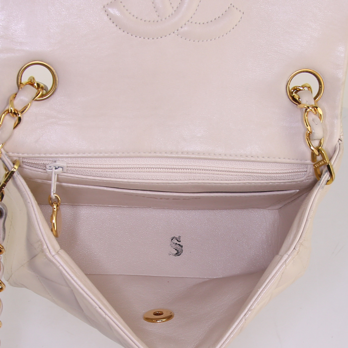 Bolso bandolera Chanel Mini Timeless en cuero acolchado beige - Detail D2