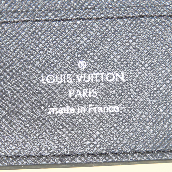 Billetera Louis Vuitton en cuero taiga negro - Detail D3