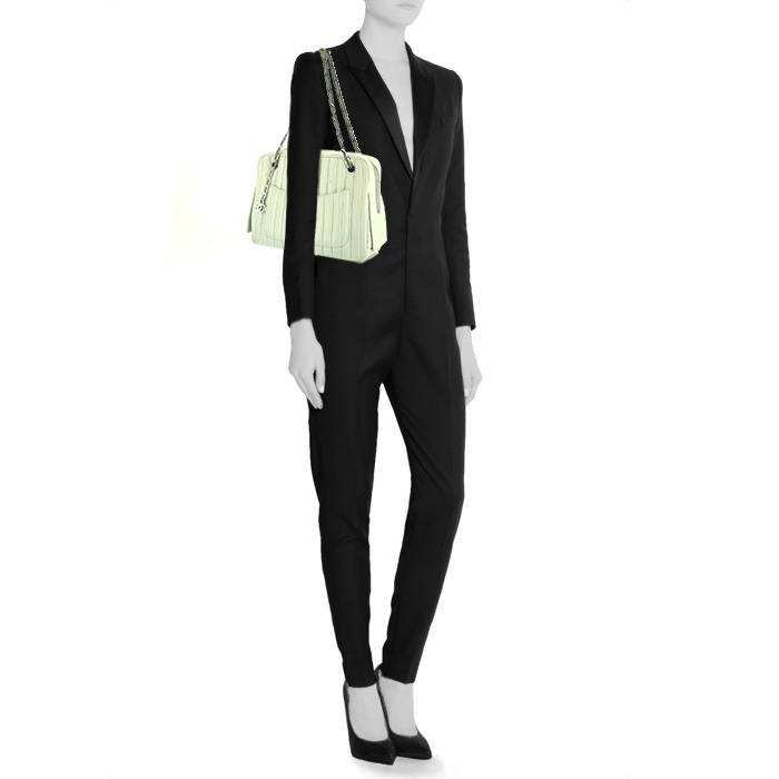 Bolso de mano Chanel Camera en cuero acolchado verde agua - Detail D1