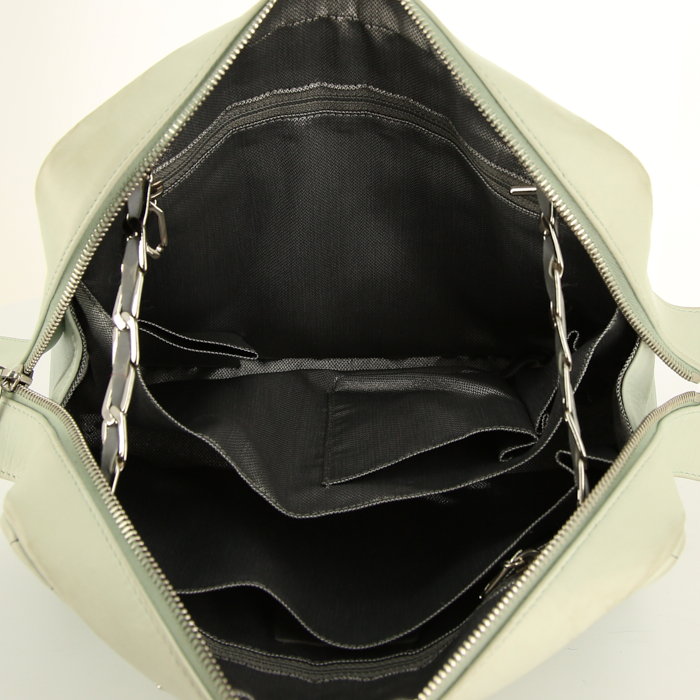 Bolso de mano Chanel Camera en cuero acolchado verde agua - Detail D3