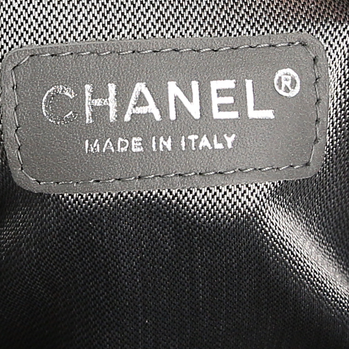 Bolso de mano Chanel Camera en cuero acolchado verde agua - Detail D4