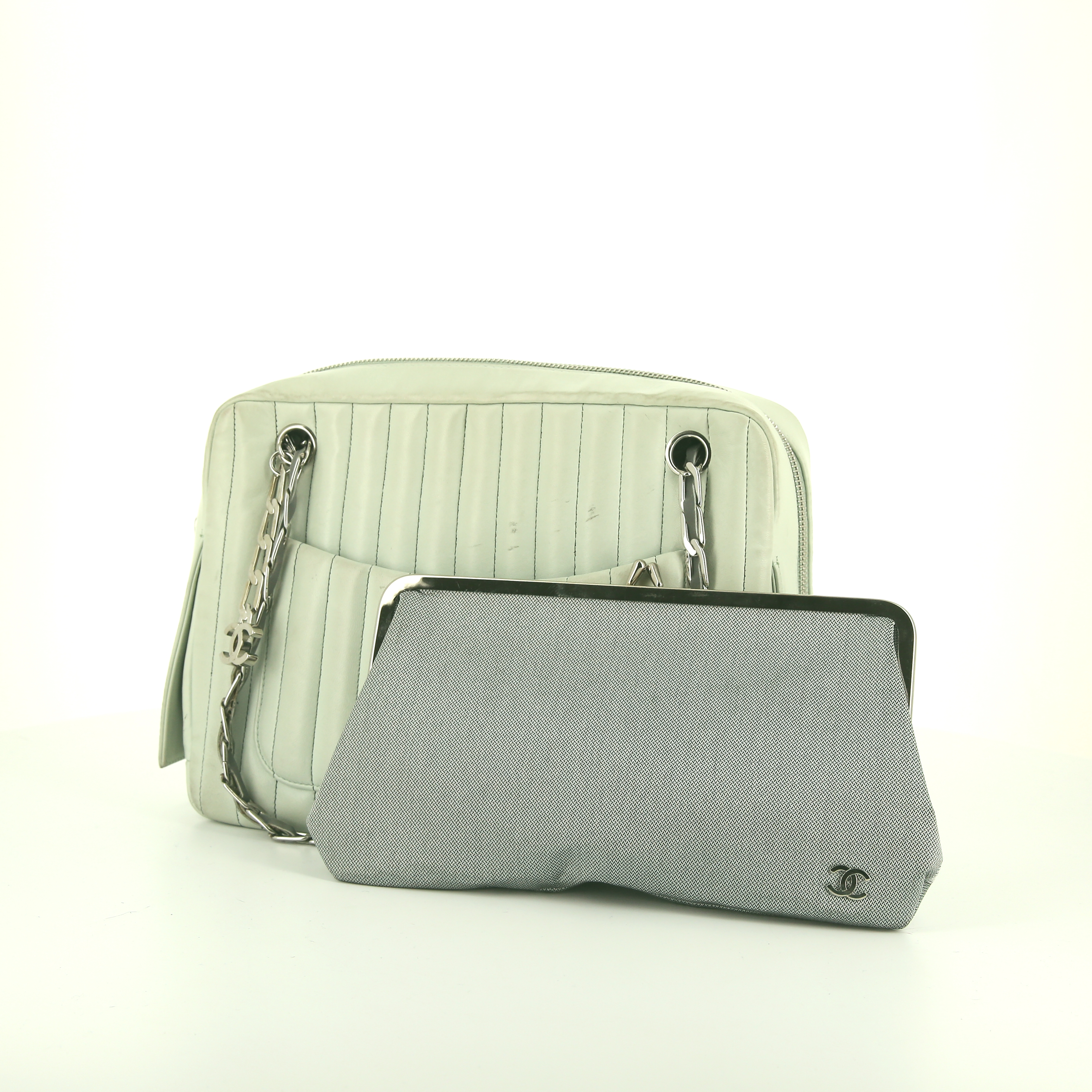 Bolso de mano Chanel Camera en cuero acolchado verde agua - Detail D5