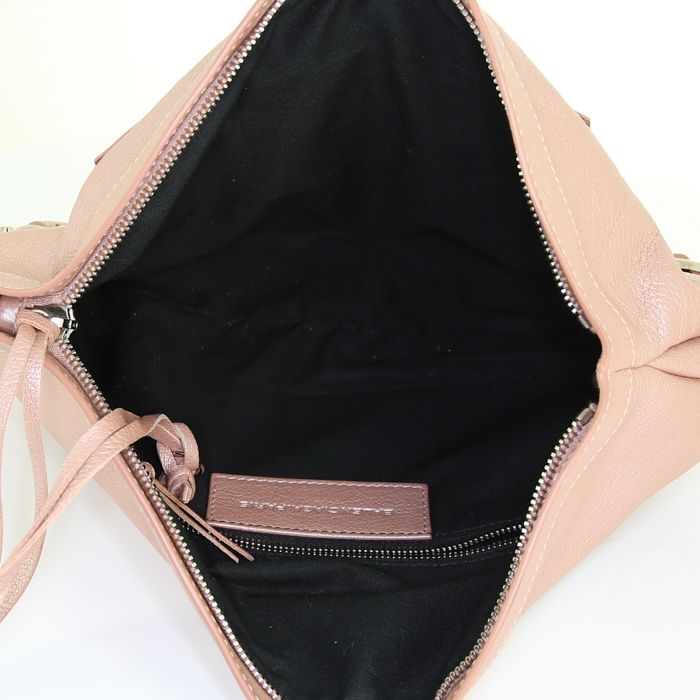 Bolsito de mano Balenciaga en cuero rosa metalizada - Detail D2