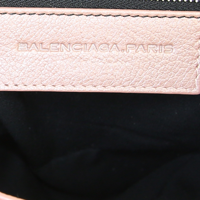 Pochette Balenciaga en cuir rose métallisé - Detail D3