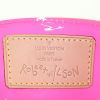 Bolso de mano Louis Vuitton Reade modelo pequeño en charol Monogram rosa fucsia y cuero ocre - Detail D3 thumbnail