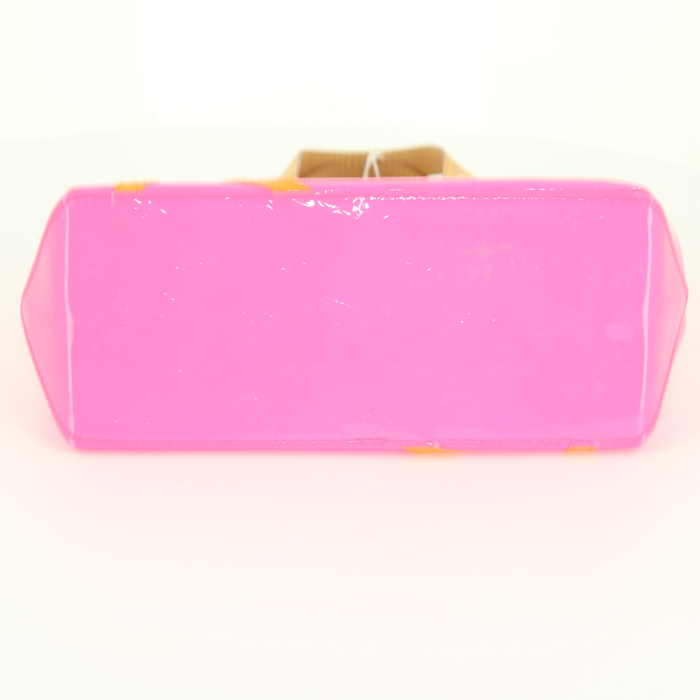 Sac à main Louis Vuitton Reade petit modèle en cuir vernis monogram rose-fushia et cuir ocre - Detail D4