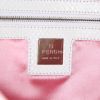 Bolso de mano Fendi Baguette en cuero blanquecino y rosa - Detail D3 thumbnail