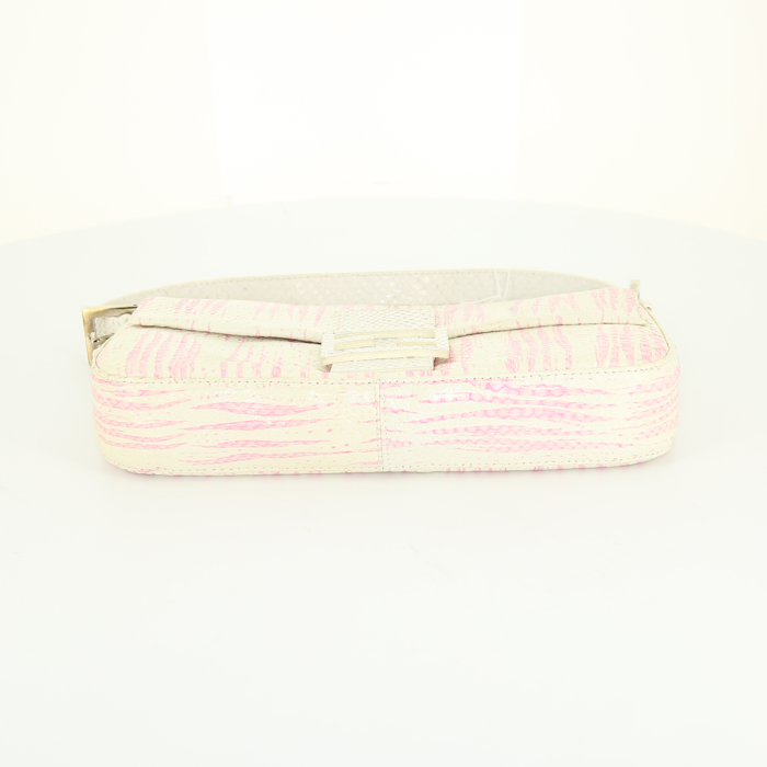 Bolso de mano Fendi Baguette en cuero blanquecino y rosa - Detail D4