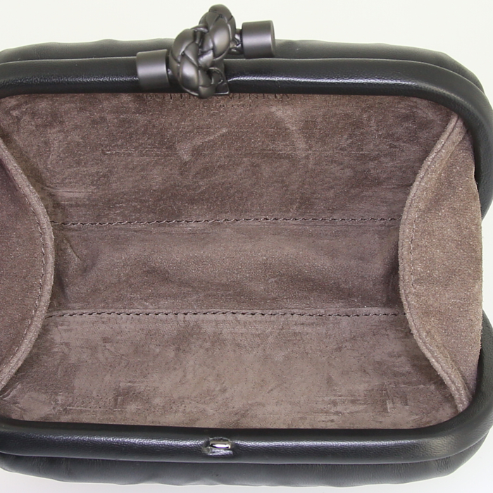 Pochette Bottega Veneta Knot en cuir noir - Detail D2