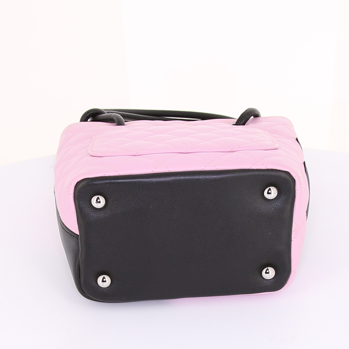 Sac cabas Chanel Cambon mini en cuir matelassé rose et noir - Detail D4