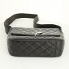 Bolso para llevar al hombro Chanel en cuero acolchado negro - Detail D4 thumbnail