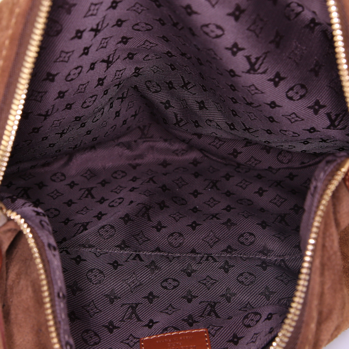 Louis Vuitton Onatah handbag in brown monogram suede - Detail D2