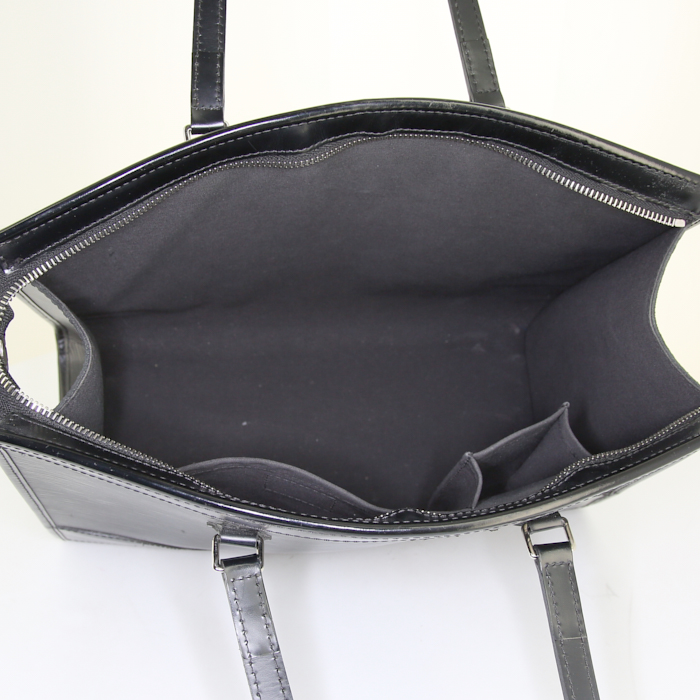 Bolso de mano Louis Vuitton Madeleine en cuero Epi negro - Detail D2