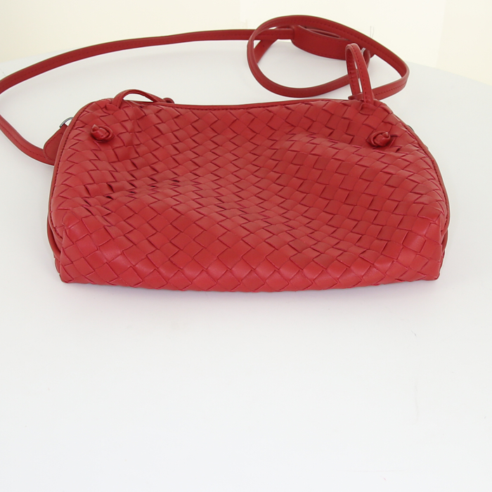 Bottega Veneta shoulder bag in red intrecciato leather - Detail D4