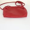Bottega Veneta shoulder bag in red intrecciato leather - Detail D4 thumbnail