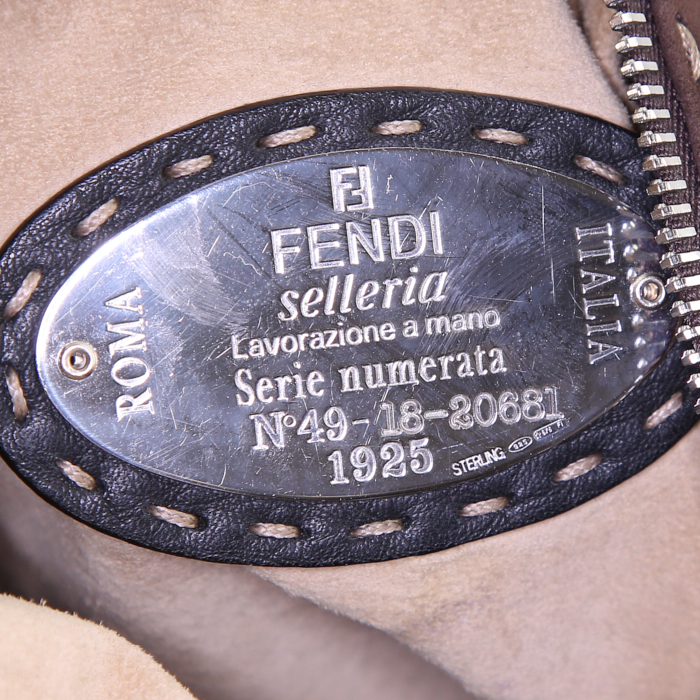 Fendi handbag in brown suede - Detail D3