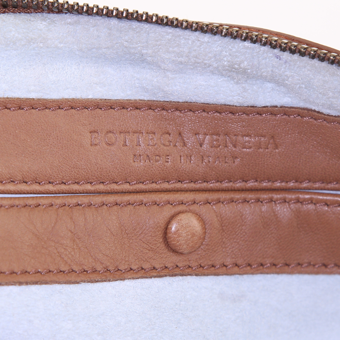 Bolso de mano Bottega Veneta en cuero intrecciato color camel - Detail D3